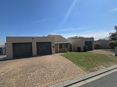 Townhouse For Rent in The Crest, Durbanville